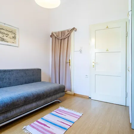 Traditional Bacvice, 3 Min Walk To The Apartment Split